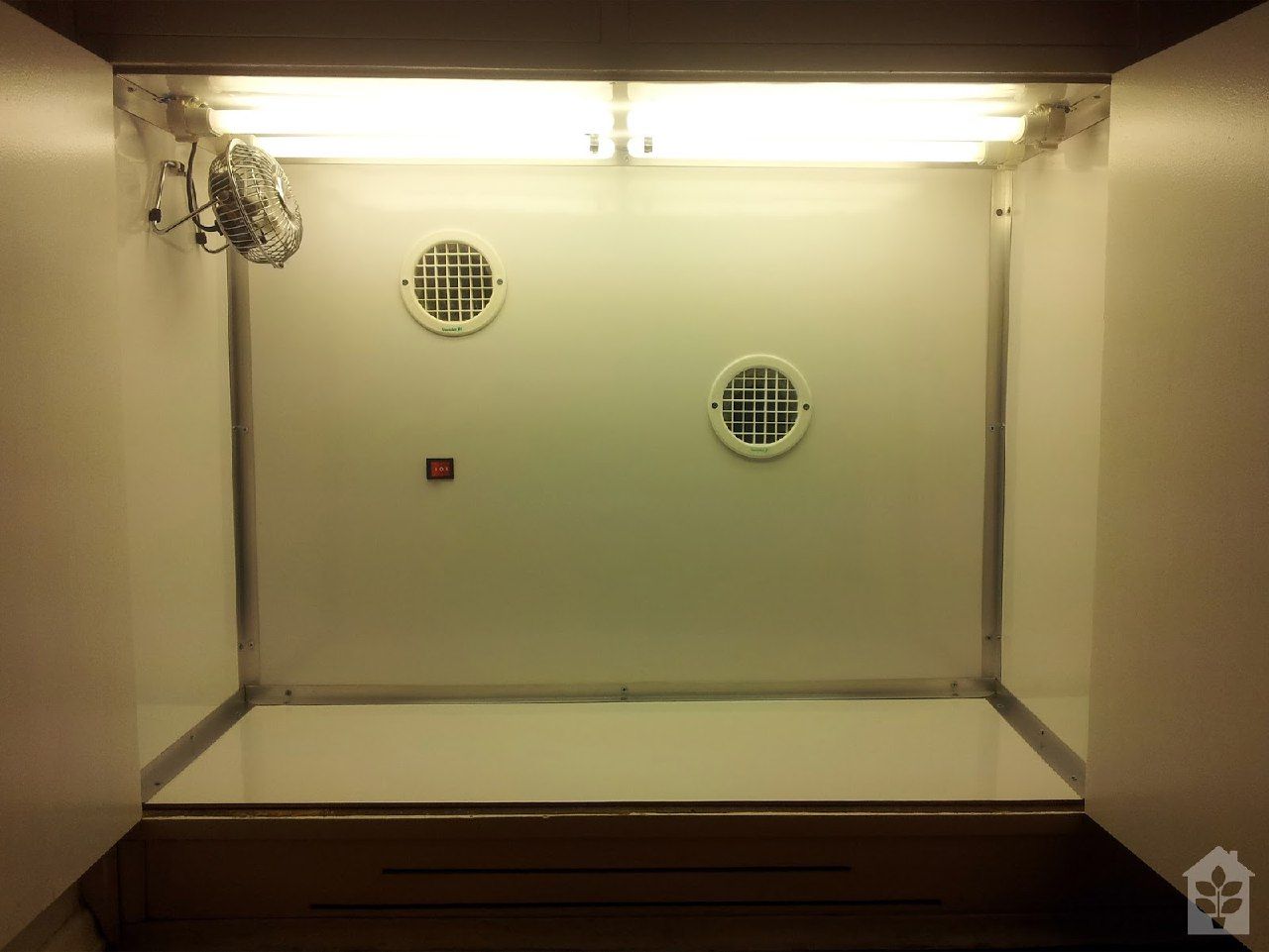Micro Grow montado com luz, e entrada para saída de ar, e ventilação.