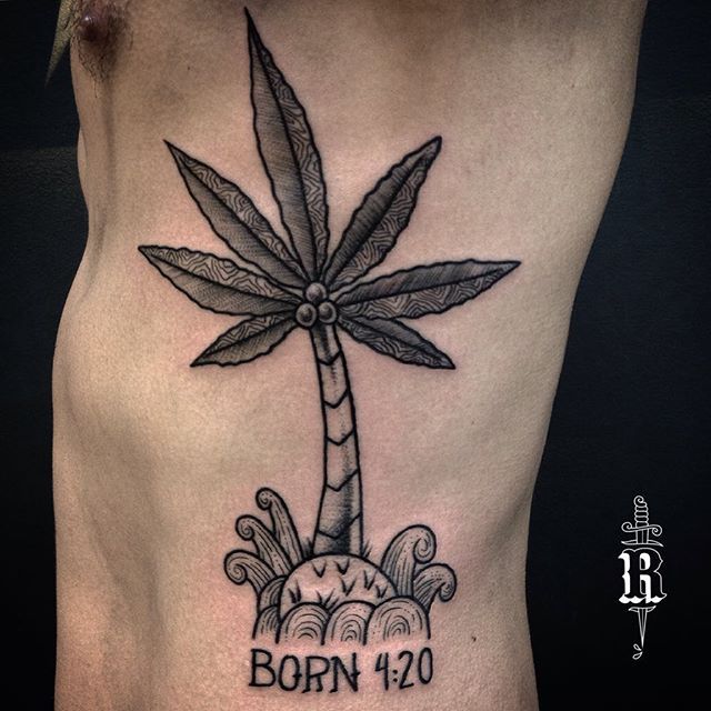 tatuagem de maconha 4:20 com uma folha de maconha