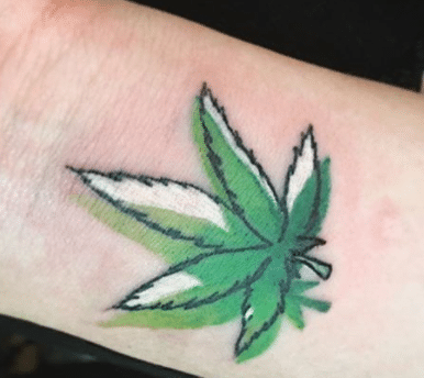 tatuagem de maconha masculina