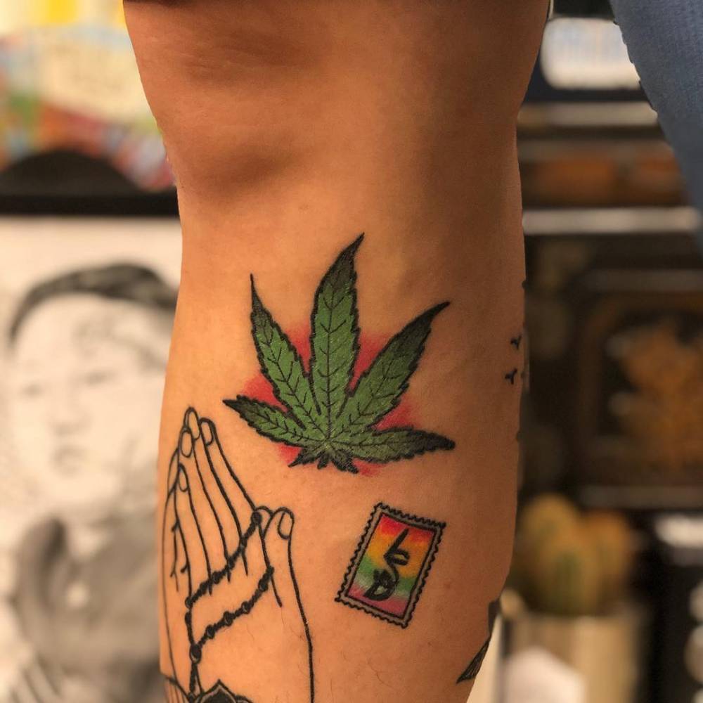 tatuagem maconha colorida