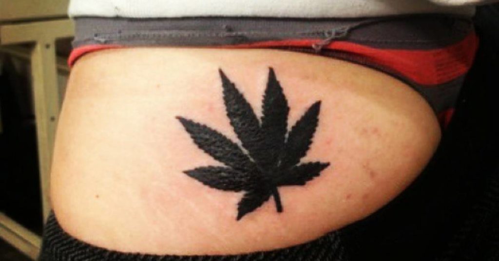 tatuagem de maconha na bunda