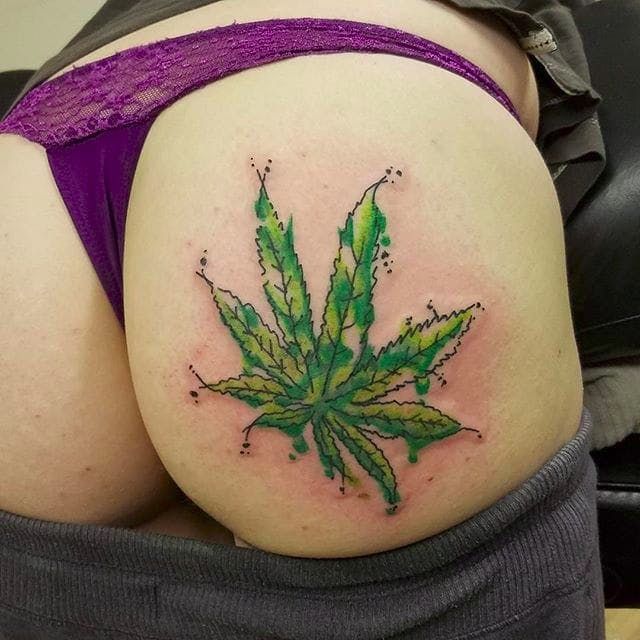 tatuagem de maconha na bunda