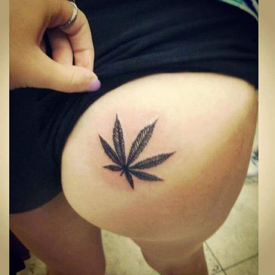 tatuagem de maconha na bunda