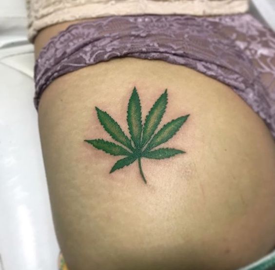tatuagem de maconha na bunda