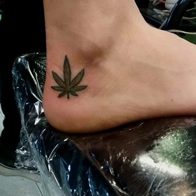 tatuagem de folha de maconha