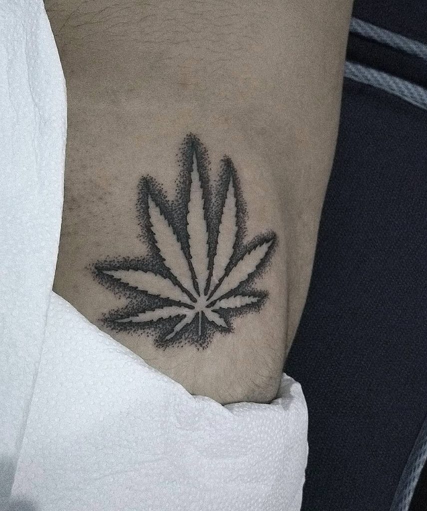 tatuagem de folha de maconha