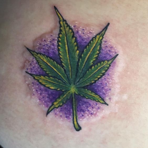 tatuagem de folha de maconha