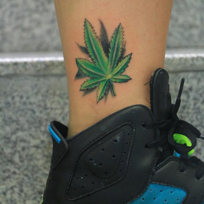 tatuagem de maconha colorida