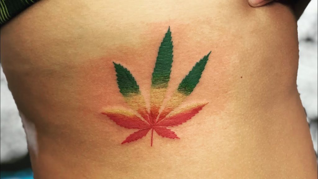 tatuagem de maconha colorida