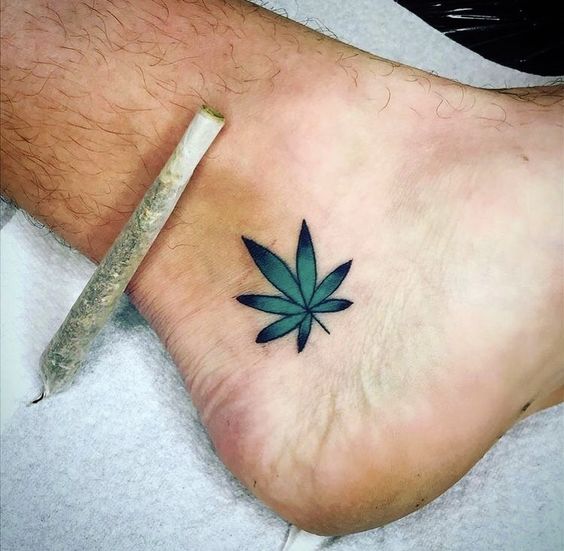 tatuagem de maconha folha no pé