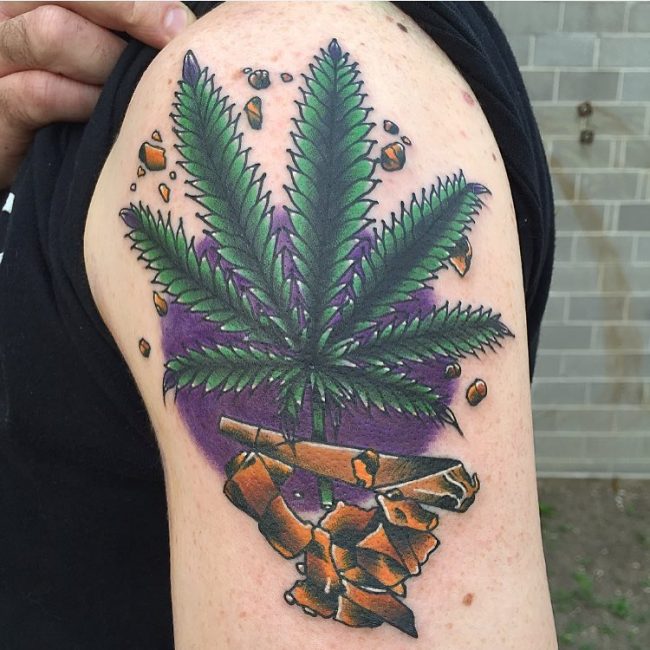 tatuagem da folha de maconha
