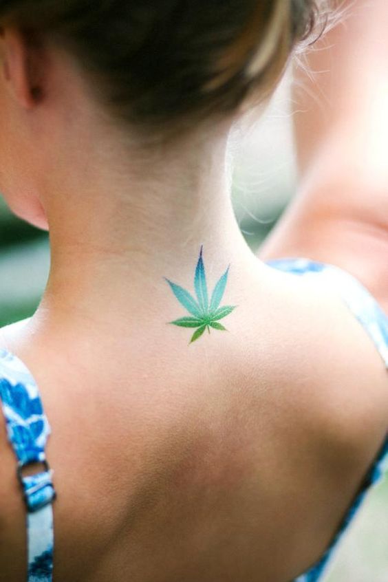 tatuagem de maconha folha no pescoço