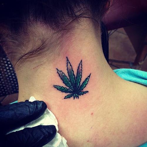 tatuagem da folha de maconha