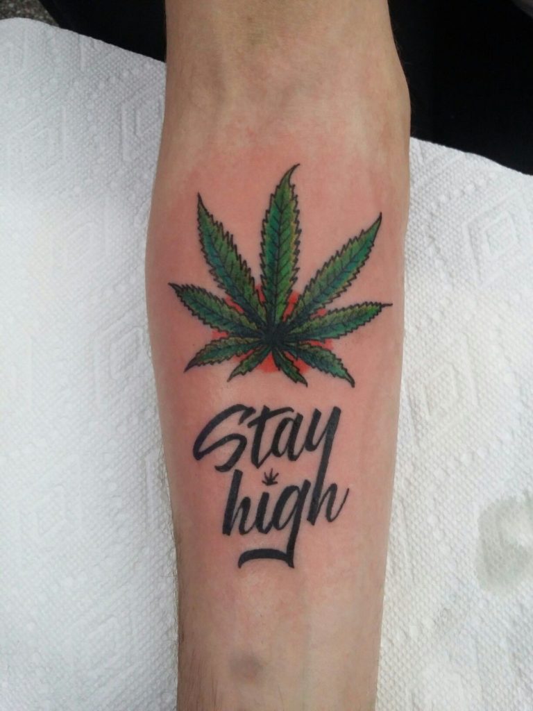 tatuagem old school maconha com escrita "stay high"
